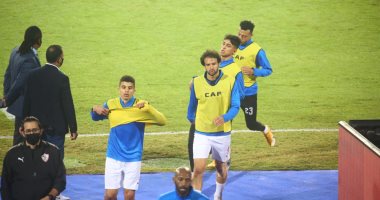  لاعبو الأهلى والزمالك يجرون الإحماء استعدادا لمباراة القرن.. صور