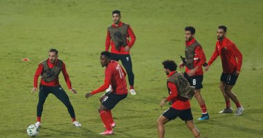 شاهد إحماء لاعبى الأهلى قبل نهائى القرن أمام الزمالك