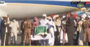 لحظة وصول جثمان الصادق المهدى إلى مطار الخرطوم بالسودان.. فيديو