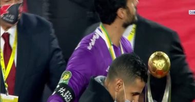 مؤمن زكريا يرفع الأميرة الأفريقية احتفالا بفوز الأهلى.. فيديو