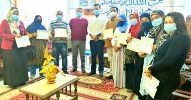 وكيل تعليم الأقصر يكرم موجهى عام التربية الفنية والطلاب المتميزين.. صور