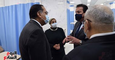 جولة تفقدية لرئيس الوزراء بالمعهد القومى للأورام وقصر العينى.. مصطفى مدبولى يشيد بالخدمة الطبية.. ووزير الإسكان: 60 عمارة تراثية الطراز جار تنفيذها فى  سور مجرى العيون.. ومنطقة خدمات وأخرى للحرف التراثية
