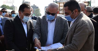 رئيس الوزراء يتفقد أعمال تطوير سور مجرى العيون 