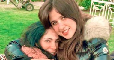 حضن يجمع ياسمين عبد العزيز ومنى زكى فى أحدث ظهور لهما .. صورة