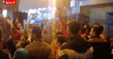 الروح الرياضية.. جمهور الأهلى يدعم أوباما لاعب الزمالك أمام منزله.. فيديو