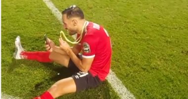 على معلول يحتفل بالتتويج مع ابنه بمكالمة مرئية: الميدالية بتاعت كوكو.. فيديو وصور