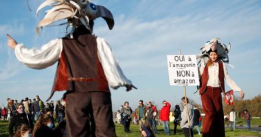 صور.. مظاهرات فى فرنسا احتجاجا على بناء مركز لوجستي لشركة أمازون بـ"نانت" 