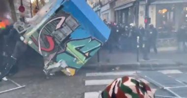 7 فيديوهات لأعمال العنف فى فرنسا.. أدخنة القنابل المسيلة للدموع تملأ سماء باريس.. المتظاهرون يرفضون قانون الأمن الشامل ويرشقون الشرطة بالحجارة.. ومطالبات بالعدالة بعد الاعتداء على رجل من ذوى البشرة السوداء
