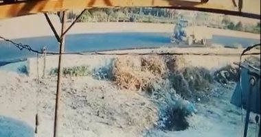 لحظة وفاة شاب وإصابة شقيقه أسفل عجلات سيارة نقل بالشرقية.. فيديو وصور