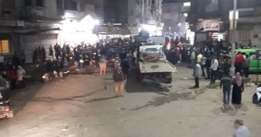 طفل يدهس مواطنين بميكروباص أمام أحد المحلات فى المحلة.. فيديو