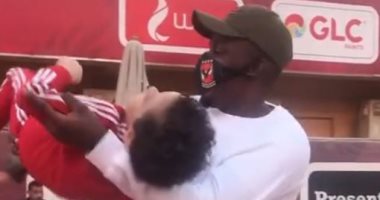 آجايى يداعب ابن مدافع الأهلى ياسر إبراهيم فى "التتش".. فيديو وصور