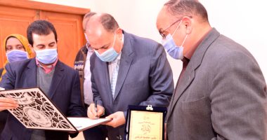 محافظ أسيوط يكرم شاعرين لتميزهما فى مجال الأدب وفوزهما بجائزتين دوليتين