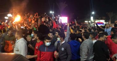 مشجعو الشياطين الحمر يحتفلون بشوارع بنى سويف بأعلام الأهلى والألعاب النارية