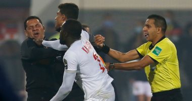 صور.. مشاجرة بين كاسونجو ومحلل أداء الأهلى