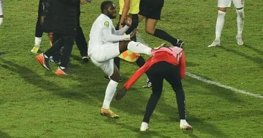 مطاريد القطبين يبحثون عن محطة جديدة قبل انطلاق الموسم.. صالح جمعة يوقع لسيراميكا "ببلاش".. الشيخ جاء الأهلى بزفة ورحل فى صمت.. 4 أهداف وبطولتان تلخص مسيرة بادجى مع الأحمر.. ونهائى القرن يطيح بكاسونجو من الزمالك