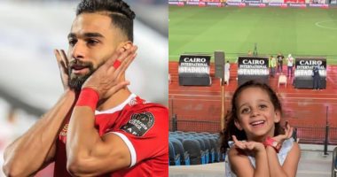 عمرو السولية وابنته نسختان طبق الأصل فى احتفالهما ببطولة أفريقيا.. صورة