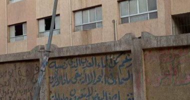 عمود كهرباء مائل يهدد تلاميذ مدرسة بسنديون بالقليوبية.. والمحافظ يستجيب