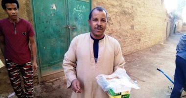مصر الحلوة.. أقباط يقدمون الطعام للعاملين فى بناء مدرسة للقرآن الكريم بقنا‎