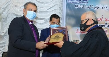 رئيس الكنيسة الإنجيلية ينصب قسًّا جديدًا لكنيسة السويس ويكرم راعيها السابق