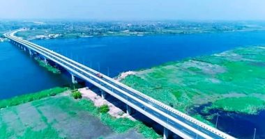 شرايين الحياة بسوهاج.. محور طما العلوى على النيل بتكلفة 1.55 مليار جنيه.. يساهم فى تنمية الحركة السياحية والاستثمارية وخلق مجتمعات عمرانية جديدة.. ويوفر فرص عمل ونقل أكثر من نصف مليون مواطن من الشرق للغرب.. صور