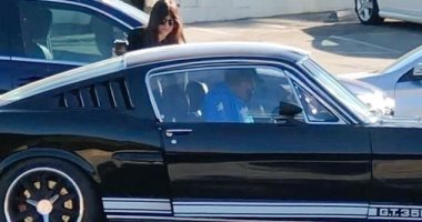تعرف على سيارة داكوتا جونسون الكلاسيكية بعد خطفها الأنظار فى ماليبو.. صور
