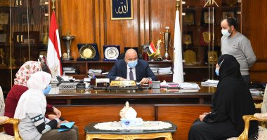 محافظ قنا يستقبل عدد من المواطنين للإستماع إلى شكواهم‎.. صور