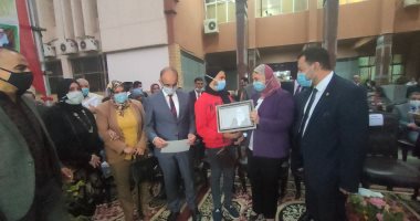 وزيرة التضامن تكرم طلاب جامعة الزقازيق من ذوى الهمم.. صور