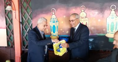 محسن صلاح يهدى درع المقاولون للسفير المصرى فى جيبوتى
