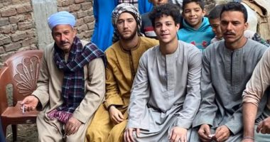أحمد مالك وداش بالجلباب الصعيدى في سوهاج بسبب "نسل الأغراب"