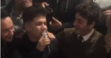 عمر كمال يغنى "انزل يا جميل" فى عيد ميلاد حميد الشاعرى.. فيديو وصور