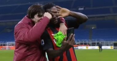 لاعبو ميلان يحتفلون بالفوز على فيورنتينا بمكالمة فيديو لمدربهم المصاب بـ كورونا