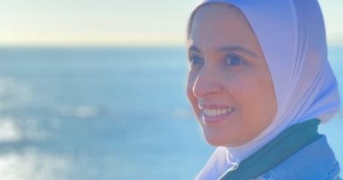 حنان ترك تطل على جمهورها بلوك "كاجوال" من أمام البحر.. صورة