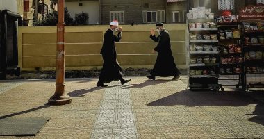 "أهلها فى رباط".. مواقع التواصل تحتفى بلقطة تبادل التحية بين شيخ وقسيس بنجع حمادى