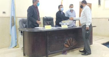 رئيس مدينة البياضية يناقش الإجراءات الإحترازية وغلق المحلات والمقاهى .. صور