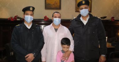 قوة أمنية تعيد طفلا إلى والده بعد أن ضل الطريق بمنطقة الدقى 