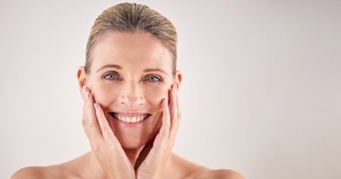 6 حيل مكياج لإطلالة جذابة بعد الأربعين.. الماسكارا هتخفى تجاعيد العين