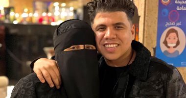 عمر كمال فى صورة مع والدته المنتقبة.. ومتابعوه: ربنا يخليهالك