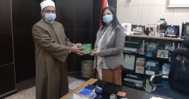 الأوقاف تهدى إعلام القاهرة مجموعات من سلسلة (رؤية) للفكر المستنير