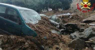 إيطاليا تحاول إزالة أنقاض فيضانات سردينيا بعد تدمير الشوارع.. صور وفيديو