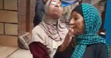 استغاثة جيران "الحاجة حياة" بكرموز لتوفير مسكن لها بعد انهيار منزلها..والحى يستجيب
