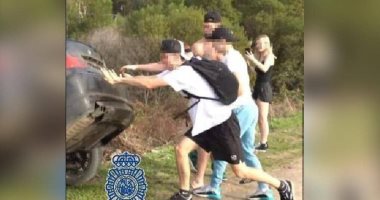 بلوجر بريطانى يرمى سيارته الفارهة فى النهر .. وعقوبات فى انتظاره
