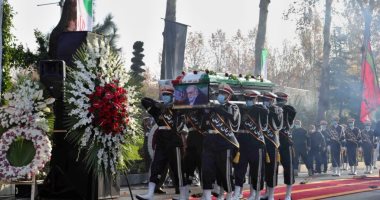 إيران تشيع جنازة العالم النووى محسن فخرى زادة.. الأعلى للأمن القومى: علمنا بموقع اغتياله ولم نأخذ الأمر بجدية.. وزير الدفاع: الحادث لن يمر دون رد قاسى.. وتلفزيون طهران: سلاح الجريمة إسرائيلى الصنع.. صور وفيديو