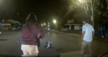 بسبع أرواح .. إنقاذ قطة من قبضة ثعبان قبل التهامها فى الهند ..فيديو وصور 