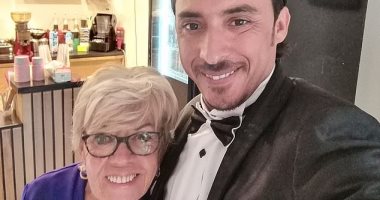 تفاصيل قصة الحب بين سيدة بريطانية عمرها 80 عاما وشاب مصرى عمره 35.. بدأت بـ"شات" فى جروب على الفيس بوك وتوجت بالزواج.. إيريس: لم يتزوجنى لأجل ثروتى.. وأم العريس تصغر العروس بـ 10 سنوات لكنها  تبارك الزواج