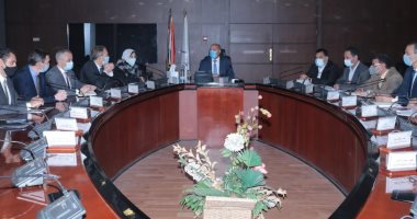وزير النقل يبحث مع شركة عالمية التعاون بمشروعات السكك الحديدية والمترو