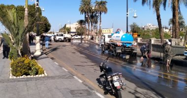 كسر ماسورة مياه بكورنيش نيل الأقصر عقب انقلاب سيارة وإصابة عامل.. صور