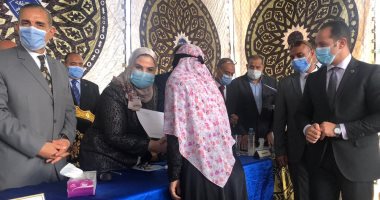 صور.. وزيرة التضامن ومحافظ كفر الشيخ يسلمان عقود 620 مشروعا للمواطنين