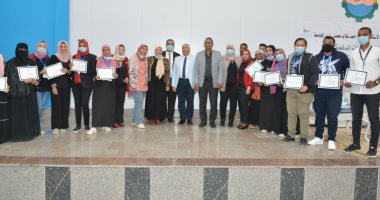 رئيس جامعة أسوان يشهد حفل المركز الجامعى للتطوير المهنى للخريجين