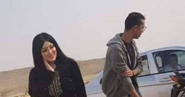 أول صورة لصاحبة فوتوسيشن سقارة قبل دخولها بالعباءة السوداء للمنطقة الأثرية