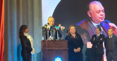 تكريم أشرف زكى من المركز الثقافي الروسى وسط نجوم الفن.. وشقيقته تبكى
